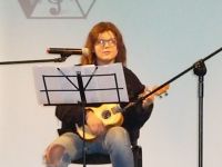 dziewczynka grająca na ukulele