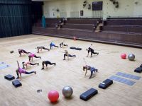Fitness - uczestnicy ćwiczący na sali sportowej