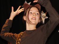 dziewczynka w stroju kota w tanecznej pozie.